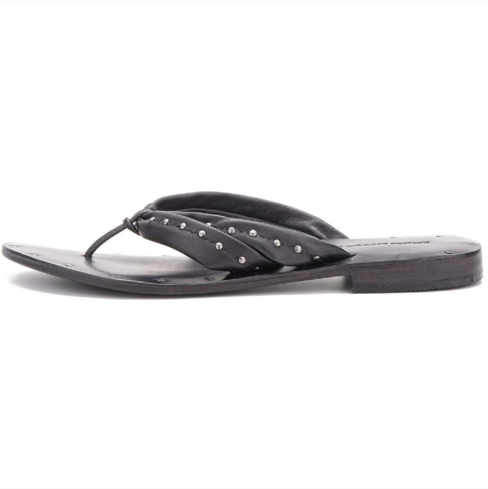 "NWB" black leather thong sandals 🩴